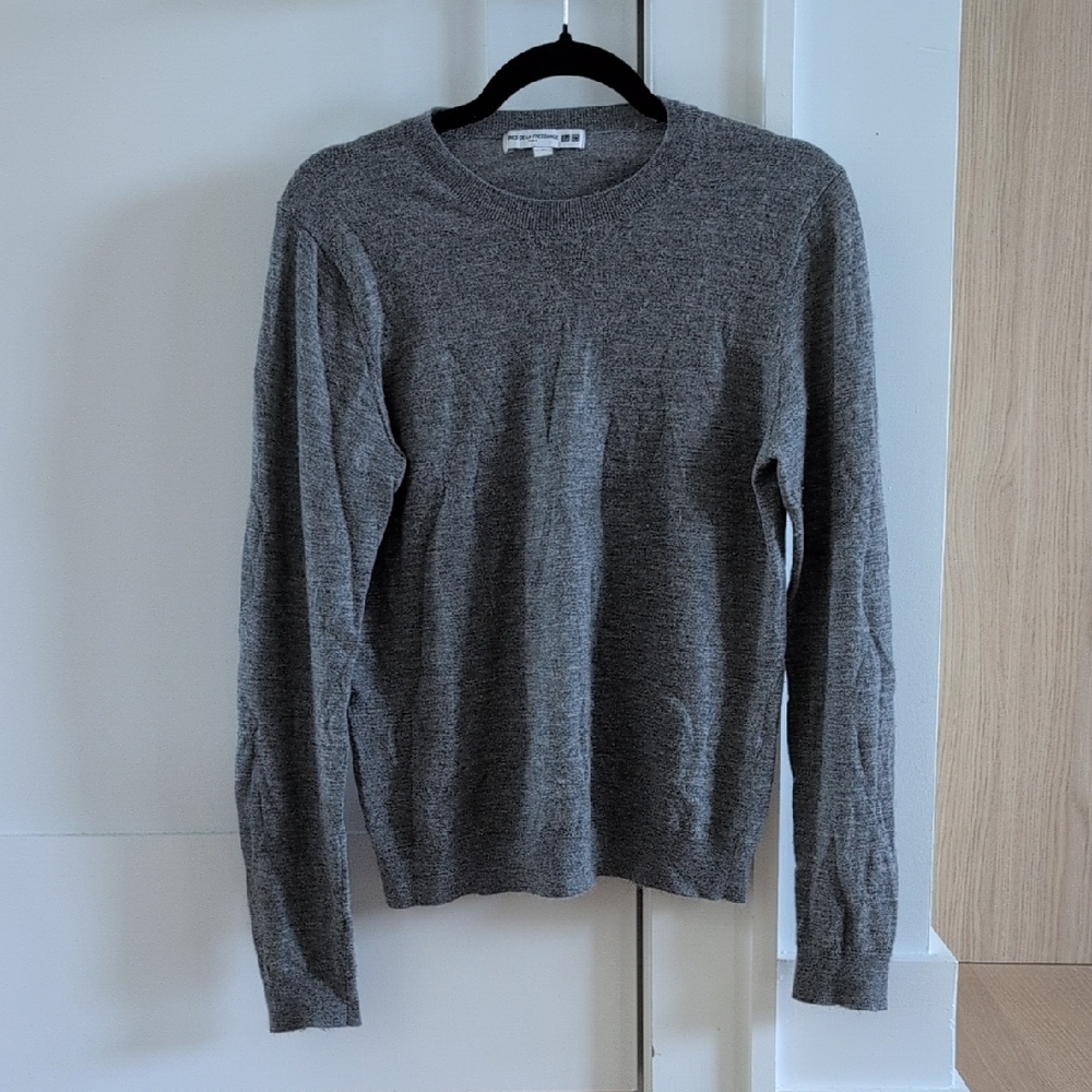 Uniqlo Women's Heather Gray Crewneck Sweater